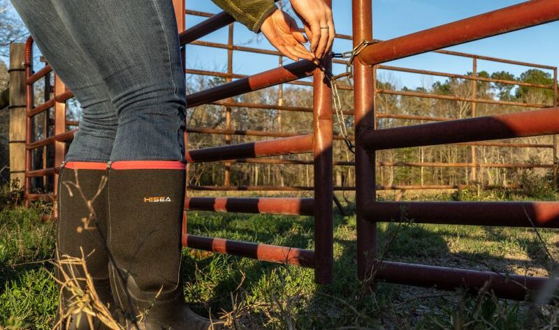 Women standing in the farm wearing HISEA rain boots