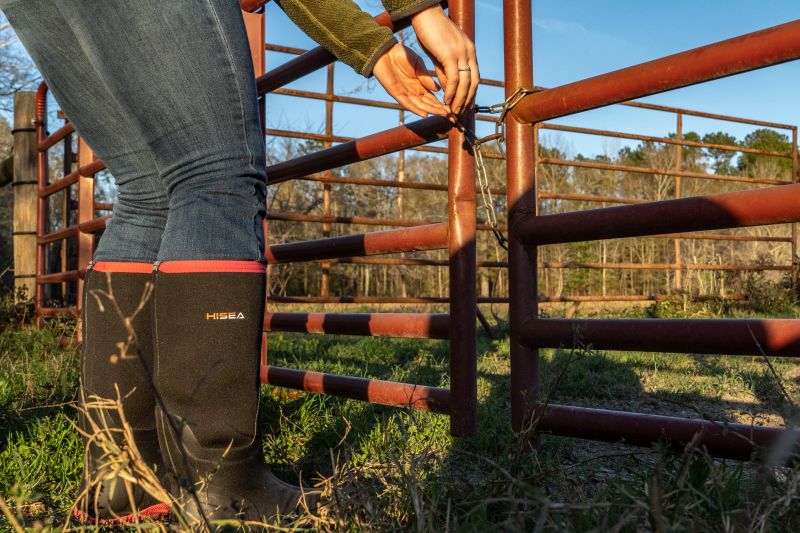 Women standing in the farm wearing HISEA rain boots